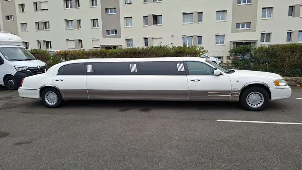 Limousine Lincoln blanche d'Emmanuel Caldier